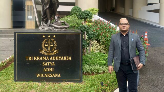 Direktur LBH Kantara Ajie Lingga, SH berdiri di depan ruang Pidsus Kejagung, usai melaporkan sejumlah persoalan Aceh Tamiang.