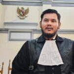 Pengacara Boby Irfiandi Ginting memberikan pernyataan pers terkait putusan onslag Pengadilan Tinggi Sumatera Utara yang membebaskan Mhd. Ilham dari dakwaan kekerasan seksual.
