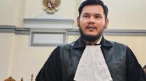 Pengacara Boby Irfiandi Ginting memberikan pernyataan pers terkait putusan onslag Pengadilan Tinggi Sumatera Utara yang membebaskan Mhd. Ilham dari dakwaan kekerasan seksual.