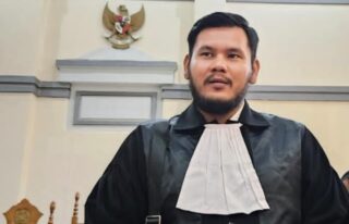 Pengacara Boby Irfiandi Ginting memberikan pernyataan pers terkait putusan onslag Pengadilan Tinggi Sumatera Utara yang membebaskan Mhd. Ilham dari dakwaan kekerasan seksual.