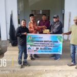 Manajemen Bahruny Group menyerahkan bantuan dana Rp50 juta untuk pembangunan Masjid Baiturrahman di Kampung Rimba Sawang, disaksikan tokoh masyarakat dan pengurus masjid dalam suasana kebersamaan.