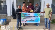 Manajemen Bahruny Group menyerahkan bantuan dana Rp50 juta untuk pembangunan Masjid Baiturrahman di Kampung Rimba Sawang, disaksikan tokoh masyarakat dan pengurus masjid dalam suasana kebersamaan.