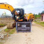 Alat berat dan tim CSR Bahruny Group melakukan normalisasi parit di sepanjang jalan Kampung Rimba Sawang untuk memperlancar aliran air dan menjaga kebersihan lingkungan sekitar.