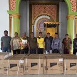 Estate Manager Bahruny Group Mupijar Seregar menyerahkan bantuan 8 unit AC dan 3 pintu kaca senilai Rp50 juta untuk Masjid Baiturrahman Rimba Sawang, disaksikan Datok Penghulu dan masyarakat setempat.