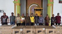 Estate Manager Bahruny Group Mupijar Seregar menyerahkan bantuan 8 unit AC dan 3 pintu kaca senilai Rp50 juta untuk Masjid Baiturrahman Rimba Sawang, disaksikan Datok Penghulu dan masyarakat setempat.