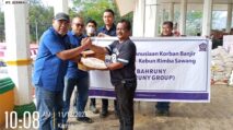 Penyerahan bantuan 5 ton beras dan sembako oleh PT Sisirau Bahruny Group kepada Wakil Bupati Aceh Tamiang