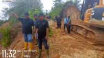 Alat berat PT Sisirau Bahruny Group bersihkan jalan longsor di Kampung Mentawak Aceh Tamiang