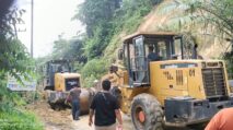 Alat berat PT Sisirau Bahruny Group bersihkan longsor jalan lintas Medan Banda Aceh di Bukit Seumadam