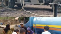 Mobil tangki air bersih bantuan PT Sisirau Bahruny Group distribusi ke warga korban banjir Aceh Tamiang