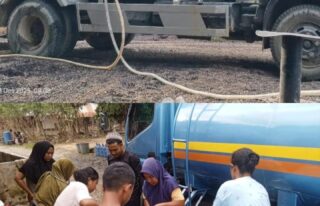 Mobil tangki air bersih bantuan PT Sisirau Bahruny Group distribusi ke warga korban banjir Aceh Tamiang