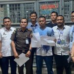 Edi Sahputra Sitepu didampingi Tim Kuasa Hukum Lex Prosperitas Law Firm dan Jaksa Penuntut Umum memperlihatkan surat putusan bebas di Pengadilan Negeri Stabat.