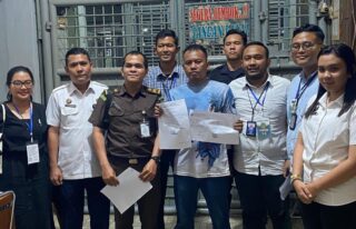 Edi Sahputra Sitepu didampingi Tim Kuasa Hukum Lex Prosperitas Law Firm dan Jaksa Penuntut Umum memperlihatkan surat putusan bebas di Pengadilan Negeri Stabat.