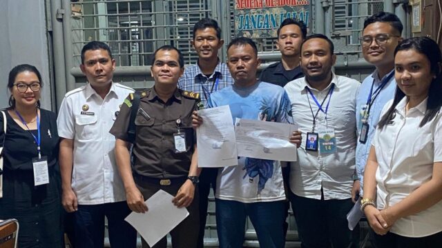 Edi Sahputra Sitepu didampingi Tim Kuasa Hukum Lex Prosperitas Law Firm dan Jaksa Penuntut Umum memperlihatkan surat putusan bebas di Pengadilan Negeri Stabat.