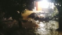 Foto kondisi banjir luapan sungai yang masuk ke pemukiman warga di Gunung Pandan Tenggulun pada malam hari.
