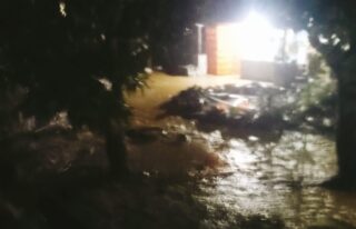 Foto kondisi banjir luapan sungai yang masuk ke pemukiman warga di Gunung Pandan Tenggulun pada malam hari.