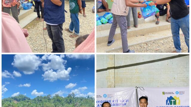 Tim PKPA dan Mercy Relief membagikan paket shelter kits dan hygiene kits kepada warga terdampak banjir di Kecamatan Sekerak, Aceh Tamiang, pada malam hari setelah melewati medan berlumpur.