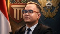Direktur LBH Kantara Aji Lingga menyampaikan pandangan terkait kebutuhan revisi UU Kepabeanan dan UU Cukai di tengah agenda hilirisasi nasional, dengan latar logo Kantara, simbol Bea Cukai, dan bendera Merah Putih.