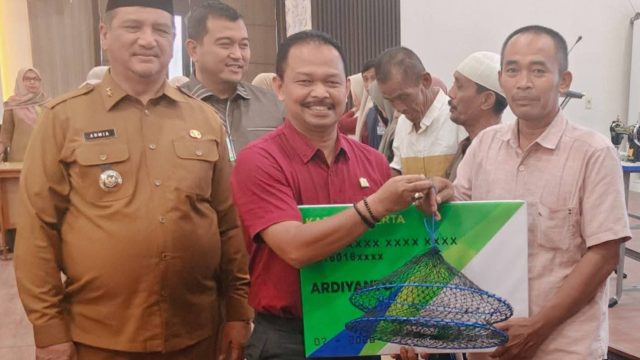 Penyaluran bantuan alat kerja dan jaminan sosial untuk pemulihan ekonomi warga Aceh Tamiang pascabencana