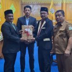 Wakil Bupati Aceh Tamiang Ismail menyerahkan dokumen Rancangan KUA-PPAS 2027 kepada Ketua DPRK Fadlon
