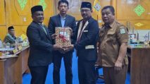 Wakil Bupati Aceh Tamiang Ismail menyerahkan dokumen Rancangan KUA-PPAS 2027 kepada Ketua DPRK Fadlon