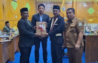 Wakil Bupati Aceh Tamiang Ismail menyerahkan dokumen Rancangan KUA-PPAS 2027 kepada Ketua DPRK Fadlon