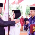 Bupati Aceh Tamiang Armia Pahmi mengukuhkan anggota Paskibraka Kabupaten Aceh Tamiang tahun 2026 di Pendopo Bupati