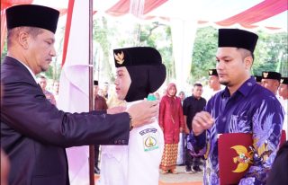 Bupati Aceh Tamiang Armia Pahmi mengukuhkan anggota Paskibraka Kabupaten Aceh Tamiang tahun 2026 di Pendopo Bupati