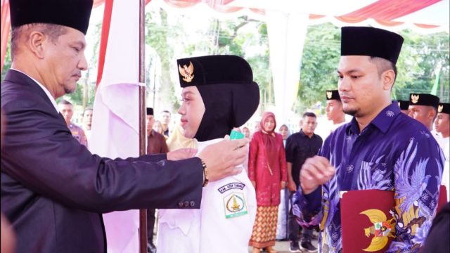 Bupati Aceh Tamiang Armia Pahmi mengukuhkan anggota Paskibraka Kabupaten Aceh Tamiang tahun 2026 di Pendopo Bupati