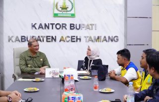 Bupati Aceh Tamiang Armia Pahmi menerima kunjungan Plt Direktur PKS Ditjen Cipta Karya Kementerian PU di Aula Bupati