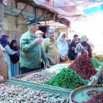 Bupati Aceh Tamiang Armia Pahmi berdialog dengan pedagang saat sidak harga pangan di Pasar Kualasimpang