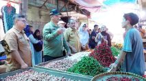 Bupati Aceh Tamiang Armia Pahmi berdialog dengan pedagang saat sidak harga pangan di Pasar Kualasimpang