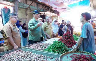 Bupati Aceh Tamiang Armia Pahmi berdialog dengan pedagang saat sidak harga pangan di Pasar Kualasimpang