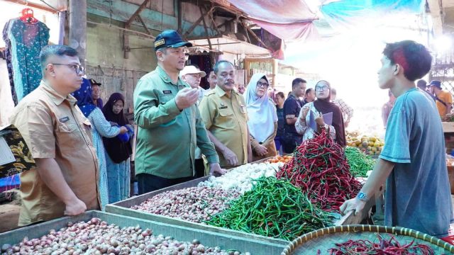 Bupati Aceh Tamiang Armia Pahmi berdialog dengan pedagang saat sidak harga pangan di Pasar Kualasimpang