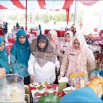 Peserta menyajikan hidangan pada Lomba Masak Serba Ikan Tingkat Kabupaten Aceh Tamiang Tahun 2026 di Pendopo Bupati
