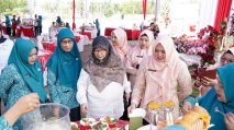 Peserta menyajikan hidangan pada Lomba Masak Serba Ikan Tingkat Kabupaten Aceh Tamiang Tahun 2026 di Pendopo Bupati