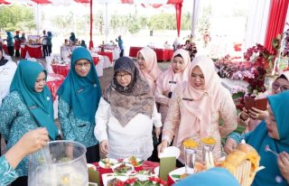 Peserta menyajikan hidangan pada Lomba Masak Serba Ikan Tingkat Kabupaten Aceh Tamiang Tahun 2026 di Pendopo Bupati