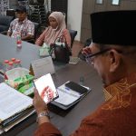 Bupati Aceh Tamiang Armia Pahmi melakukan video call koordinasi pemulangan korban TPPO di Madagaskar di depan keluarga korban