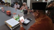 Bupati Aceh Tamiang Armia Pahmi melakukan video call koordinasi pemulangan korban TPPO di Madagaskar di depan keluarga korban