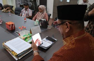 Bupati Aceh Tamiang Armia Pahmi melakukan video call koordinasi pemulangan korban TPPO di Madagaskar di depan keluarga korban