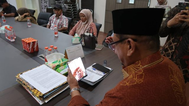 Bupati Aceh Tamiang Armia Pahmi melakukan video call koordinasi pemulangan korban TPPO di Madagaskar di depan keluarga korban