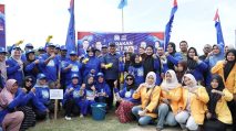 Bupati Aceh Tamiang Armia Pahmi menanam bibit bambu di bantaran Sungai Tamiang Kampung Suka Jadi