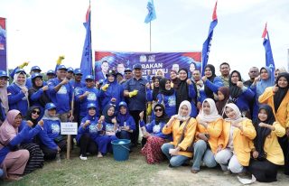 Bupati Aceh Tamiang Armia Pahmi menanam bibit bambu di bantaran Sungai Tamiang Kampung Suka Jadi