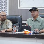 Bupati Aceh Tamiang Armia Pahmi memimpin rapat evaluasi pemulihan pascabanjir bersama Direktur Satgas PRR Pusat Imran
