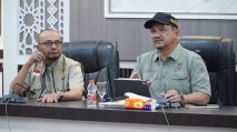 Bupati Aceh Tamiang Armia Pahmi memimpin rapat evaluasi pemulihan pascabanjir bersama Direktur Satgas PRR Pusat Imran