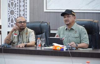 Bupati Aceh Tamiang Armia Pahmi memimpin rapat evaluasi pemulihan pascabanjir bersama Direktur Satgas PRR Pusat Imran