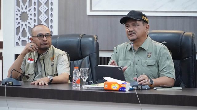 Bupati Aceh Tamiang Armia Pahmi memimpin rapat evaluasi pemulihan pascabanjir bersama Direktur Satgas PRR Pusat Imran