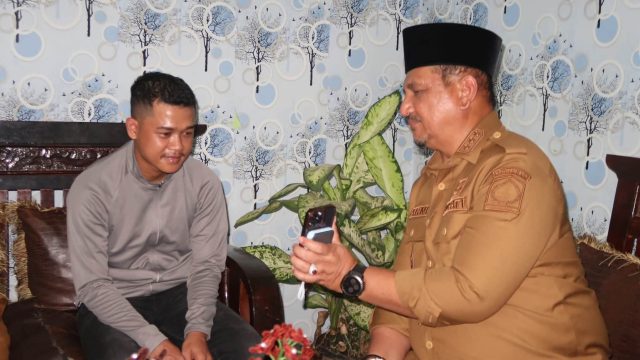 Bupati Aceh Tamiang Armia Pahmi mengunjungi Muhammad Renza korban TPPO Madagaskar di rumahnya Kampung Bukit Rata