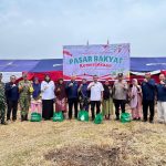 Staf Ahli Bupati Aceh Tamiang Yunus bersama manajemen PT Agrinas dan warga penerima manfaat sembako Pasar Rakyat di Seruway