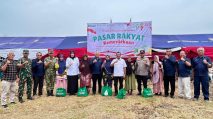 Staf Ahli Bupati Aceh Tamiang Yunus bersama manajemen PT Agrinas dan warga penerima manfaat sembako Pasar Rakyat di Seruway