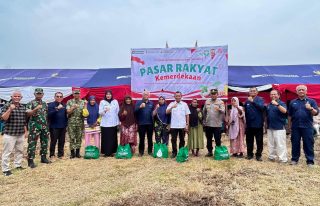 Staf Ahli Bupati Aceh Tamiang Yunus bersama manajemen PT Agrinas dan warga penerima manfaat sembako Pasar Rakyat di Seruway